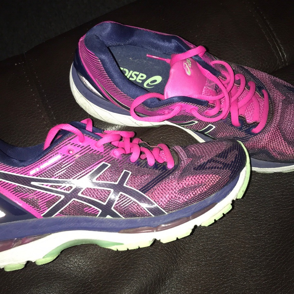 Asic tennis shoes like new!
